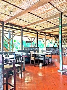 A restaurant or other place to eat at Cascada Verde Hostel