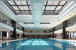 Bazén v ubytování Crowne Plaza Huangshan Yucheng by IHG nebo v jeho okolí