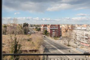 vistas a una ciudad con edificios y una calle en Amoretti Apartment, 6 persone, 3 camere, 2 bagni, balcone, Wi-Fi, Metro B Monti Tiburtini en Roma
