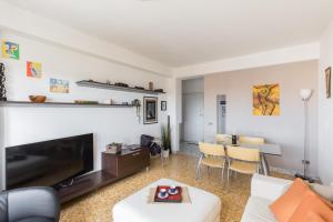 Televízia a/alebo spoločenská miestnosť v ubytovaní Amoretti Apartment, 6 persone, 3 camere, 2 bagni, balcone, Wi-Fi, Metro B Monti Tiburtini