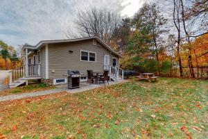 a small house with a grill and a picnic table at The 302 Retreat in Bartlett