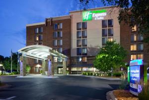 Η πρόσοψη ή η είσοδος του Holiday Inn Express & Suites Bloomington West, an IHG Hotel