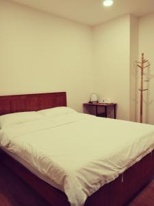 Tempat tidur dalam kamar di 星海芝家民宿Samuel's Home