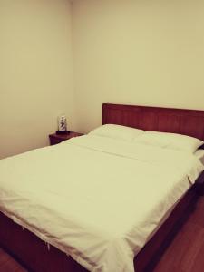 Tempat tidur dalam kamar di 星海芝家民宿Samuel's Home