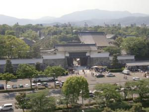 京都的住宿－京都全日空皇冠廣場酒店，前面有停车位的大楼
