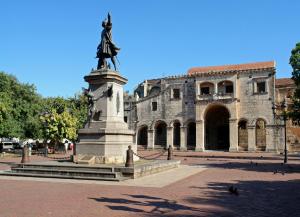 una estatua frente a un edificio con un monumento en Crowne Plaza Santo Domingo, an IHG Hotel en Santo Domingo