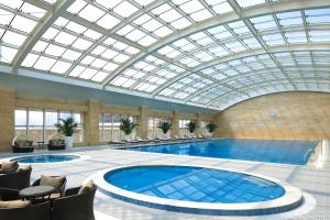 Πισίνα στο ή κοντά στο Crowne Plaza Beijing Lido, an IHG Hotel