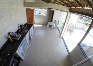 una vista aérea de una cocina con vistas a un patio en AP Agatha, en Arraial do Cabo