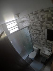 ein Badezimmer mit Toilette und Waschbecken und einem Fenster in der Unterkunft cabo frio barato in Cabo Frio + 10 Fotos