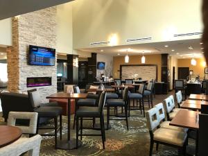 Restaurace v ubytování Staybridge Suites Plano - The Colony by IHG