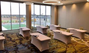 Posezení v ubytování Staybridge Suites - Saskatoon - University by IHG + 37 fotografií