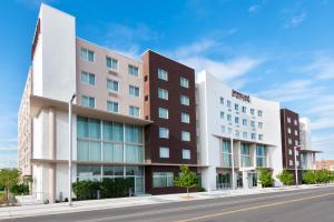 マイアミにあるStaybridge Suites - Miami International Airport by IHGの都会の通りのホテルの描写