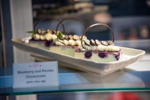 ein Teller mit Desserts auf einem Tisch in einer Vitrine in der Unterkunft Crowne Plaza London Heathrow T4 by IHG in Hillingdon