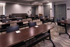 uma sala de aula com mesas e cadeiras numa sala em Staybridge Suites - Lake Charles, an IHG Hotel em Lake Charles