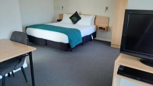 Un pat sau paturi într-o cameră la Central Motor Lodge
