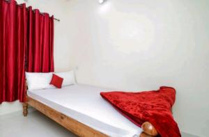 Ein Bett oder Betten in einem Zimmer der Unterkunft Wheel to hills stay inn Service Apartments