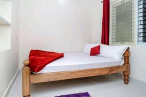 Un pat sau paturi într-o cameră la Wheel to hills stay inn Service Apartments