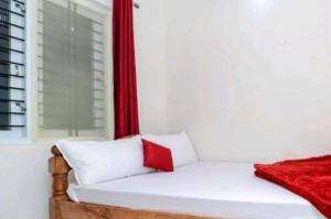 Un pat sau paturi într-o cameră la Wheel to hills stay inn Service Apartments
