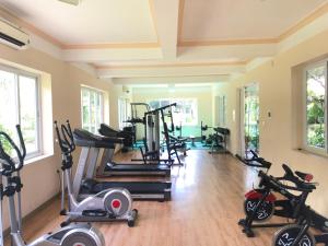 un gimnasio con varias cintas de correr y bicicletas estáticas en Hòn Cò Resort - Cà Ná, en Thôn Lạc Nghiệp