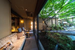 Zahrada ubytování Nishiyama Ryokan - Established in 1953