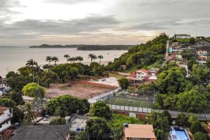 una vista aérea de la ciudad y el océano en OYO Praia Hotel Recanto do Tomé - Salvador, en Paripe