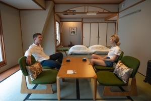 Posezení v ubytování Nishiyama Ryokan - Established in 1953