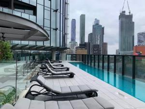 una fila de tumbonas en la parte superior de un edificio en KOZYGURU MELBOURNE CITY PERFECT TRANQUIL SANCTUARY 1 BED APT VME023, en Melbourne