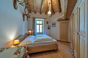 Ein Bett oder Betten in einem Zimmer der Unterkunft Chesa Roseg - Pontresina