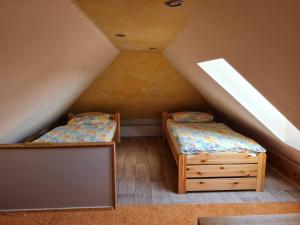 sypialnia na poddaszu z 2 łóżkami na poddaszu w obiekcie Ferienhaus mit 2 FeWo in Mecklenburg w mieście Wesenberg