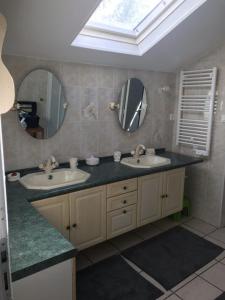 een badkamer met 2 wastafels en een spiegel bij ker corre in Étables