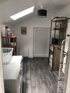 een keuken met een witte koelkast en een plank bij ker corre in Étables