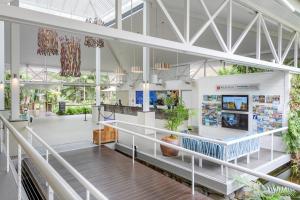 una hall di un edificio con piante in vaso di Ramada Resort by Wyndham Port Douglas a Port Douglas