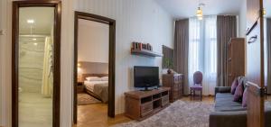 Sala de estar con cama y TV en Hotel Star en Mukacheve