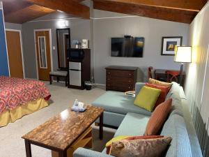 a living room with a couch and a table at The Crossroads Motel in Elkhorn