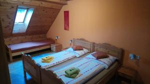 a bedroom with two twin beds and a window at Kindererlebnis- und Biobauernhof Hipp-Bruckner in Wörnharts