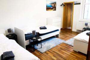 En eller flere senger på et rom på Nice und cozy apartments with super fast Wifi near Cottbus