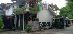 un edificio con balcone e piante sopra di ADA Homestay a Borobudur