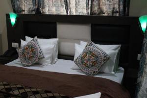 Ένα ή περισσότερα κρεβάτια σε δωμάτιο στο Hotel Samar