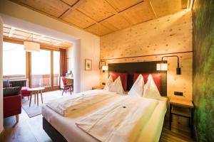Posteľ alebo postele v izbe v ubytovaní Berghotel - Sexten