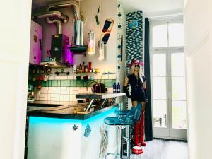 una donna in piedi in una cucina con sgabello da bar di Blue Edition Cologne a Colonia