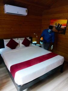 a bedroom with a bed and a dresser at Majestic Beach Comfort in Varca