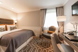 Postel nebo postele na pokoji v ubytování Althoff Hotel Fürstenhof