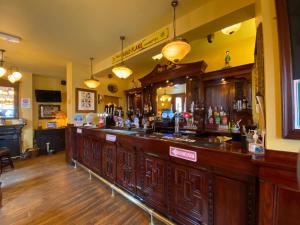 - un bar dans un pub avec beaucoup d'alcool dans l'établissement The Victoria, à Newcastle-under-Lyme