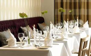 Restaurace v ubytování Golden's Cove Apartments at Sneem Hotel