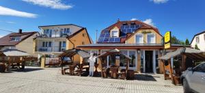 una calle con un edificio con paneles solares en Heléna Hotel & SPA, en Levél