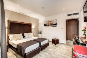 ein Hotelzimmer mit einem Bett und einem Schreibtisch in der Unterkunft Rome Garden Hotel in Rom