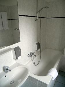 Phòng tắm tại KEMPE Komfort Hotel