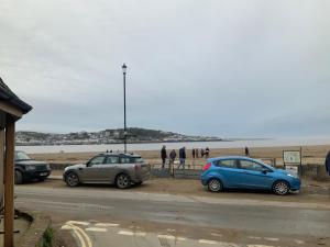 a group of cars parked next to the beach at Wayfarer Inn in Instow