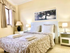 sypialnia z łóżkiem i dwiema poduszkami w obiekcie Gomera Sunset Apartments w mieście Valle Gran Rey