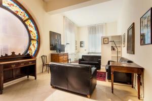 a living room with a piano and a mirror at Residence Liberty in Parma